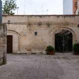 ...con antiche arcate sovrapposte, in parte murate